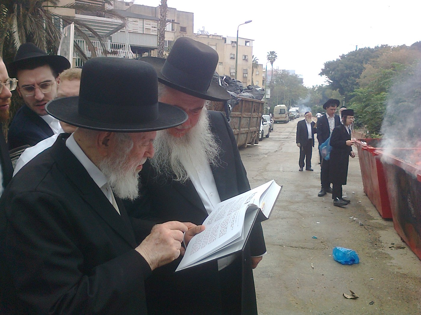 הגאון רבי יצחק זילברשטיין בשריפת חמץ