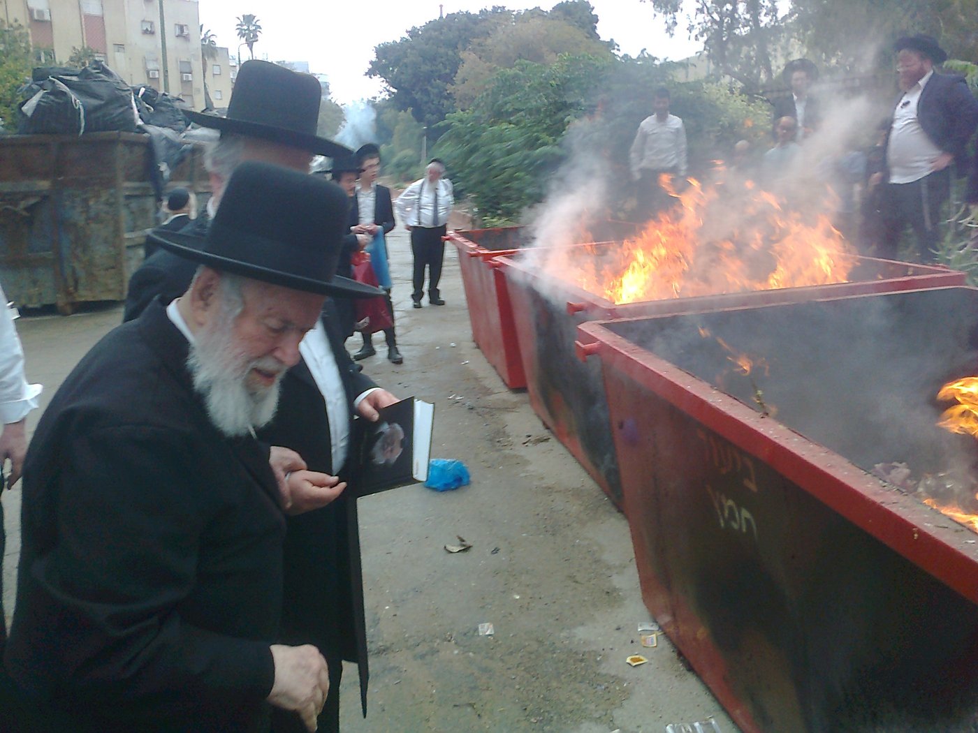 הגאון רבי יצחק זילברשטיין בשריפת חמץ