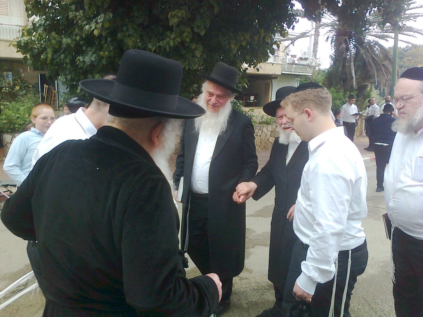 הגאון רבי יצחק זילברשטיין בשריפת חמץ