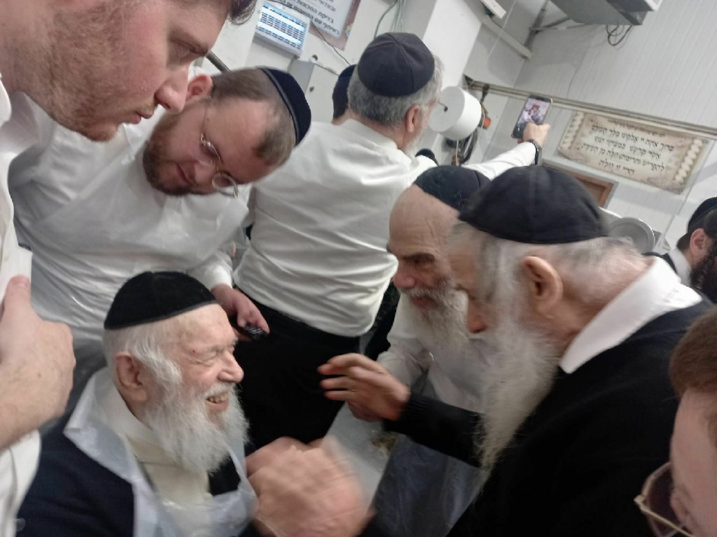 הגאון רבי יצחק זילברשטיין באפיית מצות