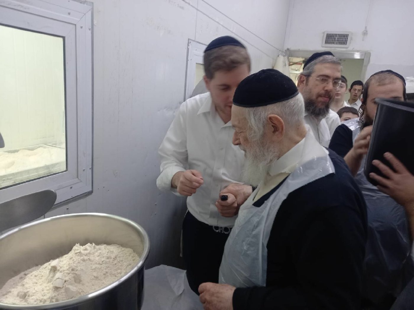 הגאון רבי יצחק זילברשטיין באפיית מצות