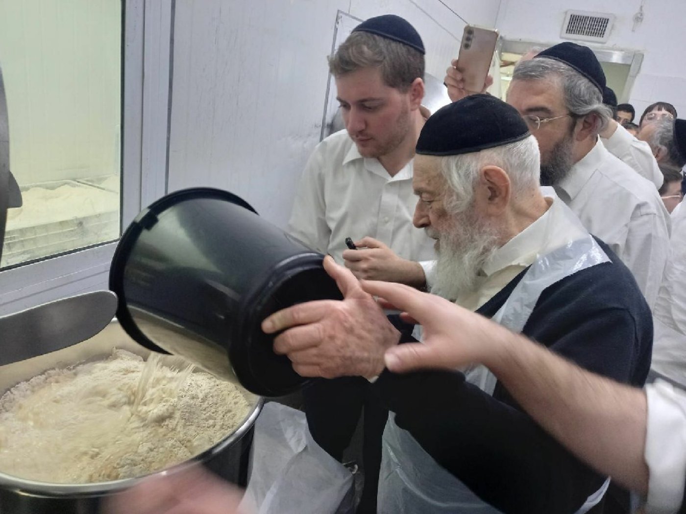 הגאון רבי יצחק זילברשטיין באפיית מצות