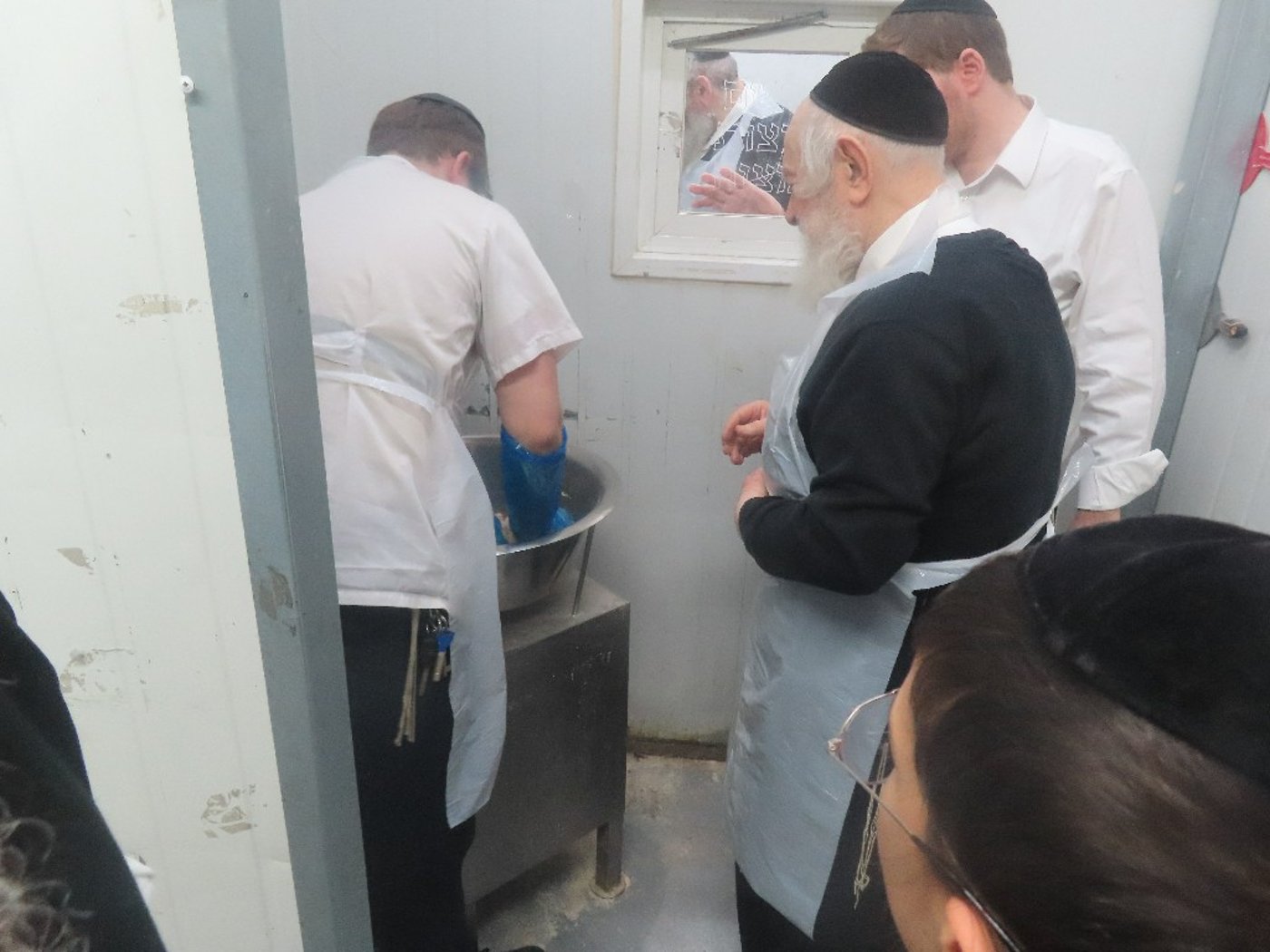 הגאון רבי יצחק זילברשטיין באפיית מצות