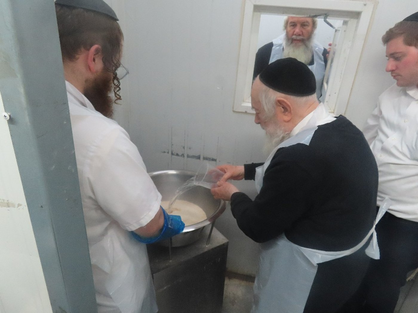 הגאון רבי יצחק זילברשטיין באפיית מצות