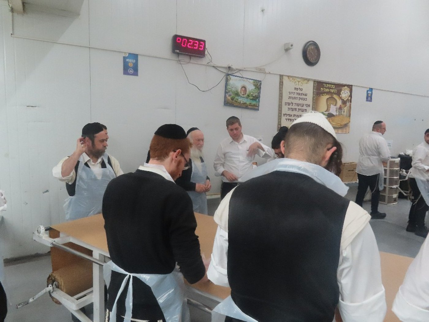 הגאון רבי יצחק זילברשטיין באפיית מצות