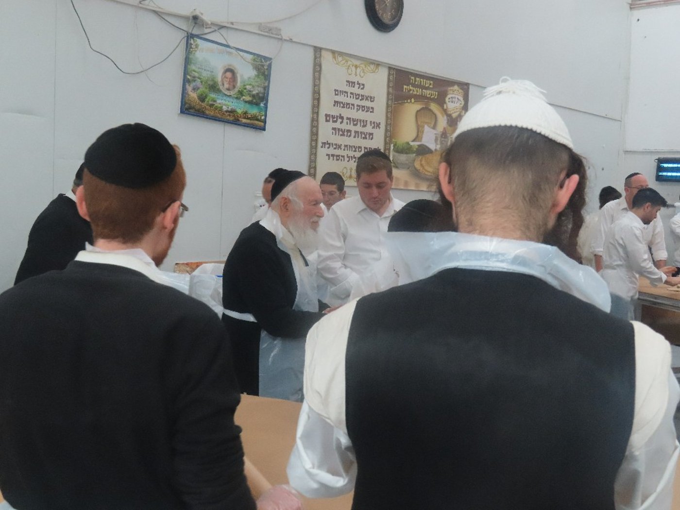 הגאון רבי יצחק זילברשטיין באפיית מצות