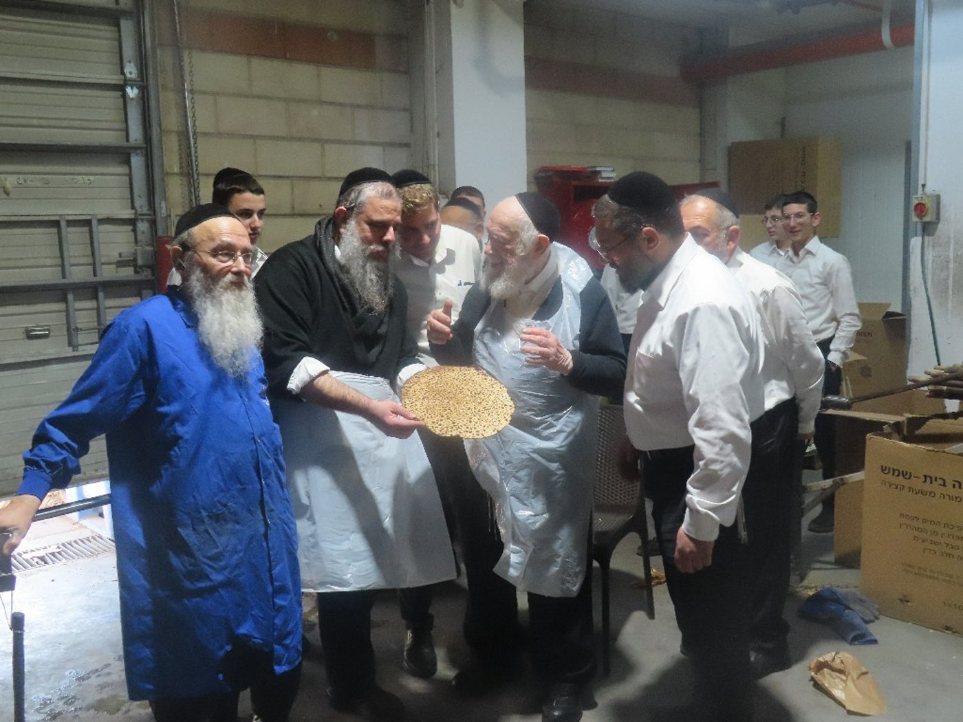 הגאון רבי יצחק זילברשטיין באפיית מצות