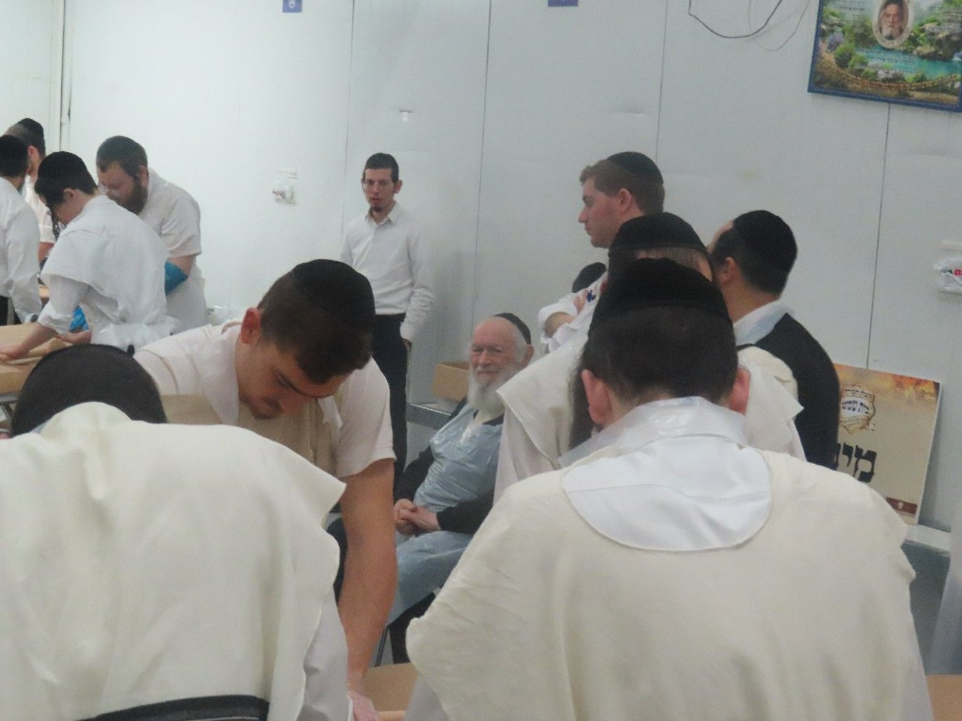 הגאון רבי יצחק זילברשטיין באפיית מצות