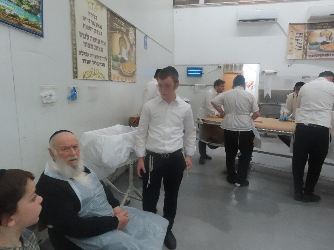 הגאון רבי יצחק זילברשטיין באפיית מצות