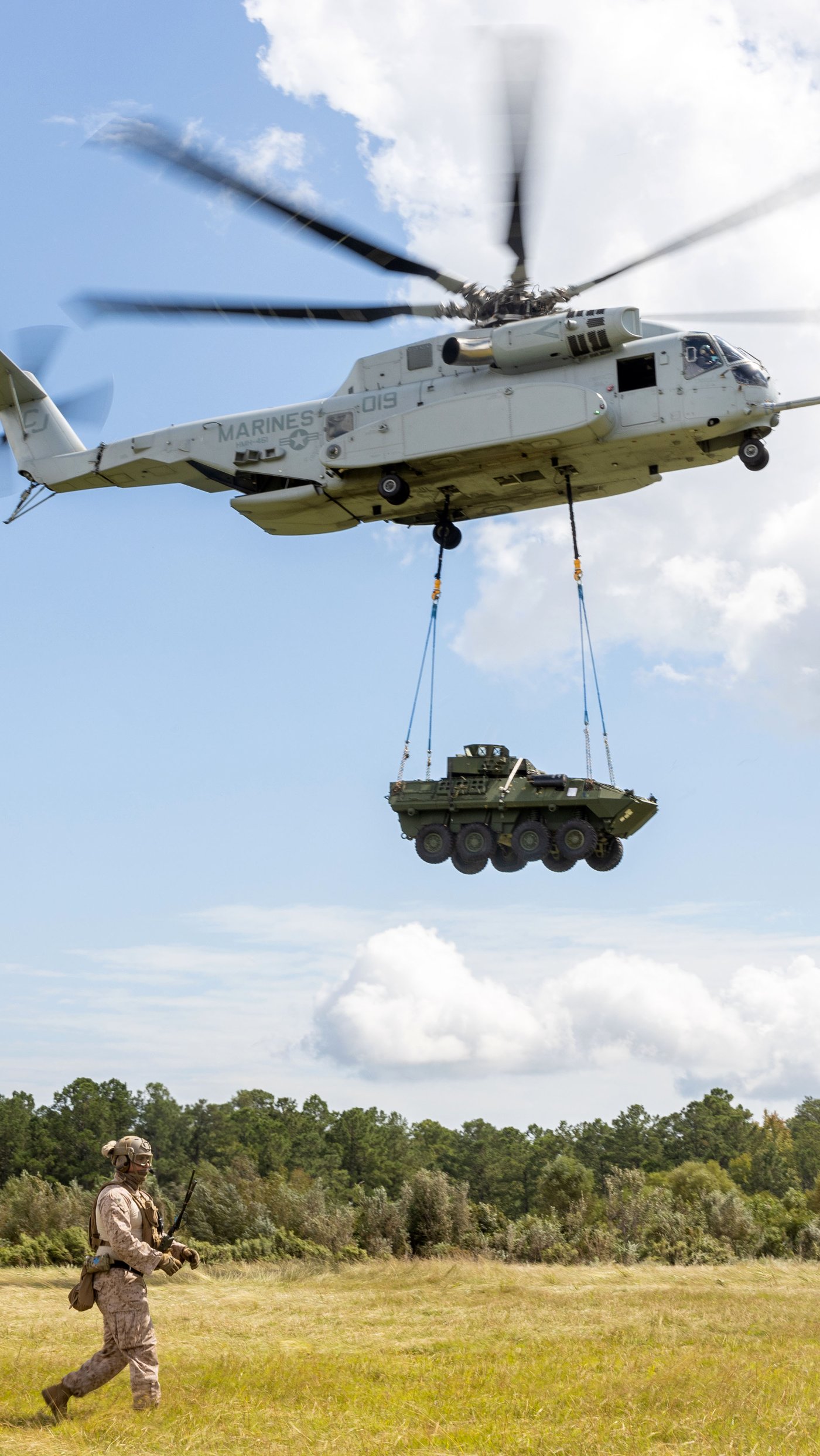משאית אווירית בשירות המרינס: מסוק ה-CH-53 במפגן נשיאת מטען כבד