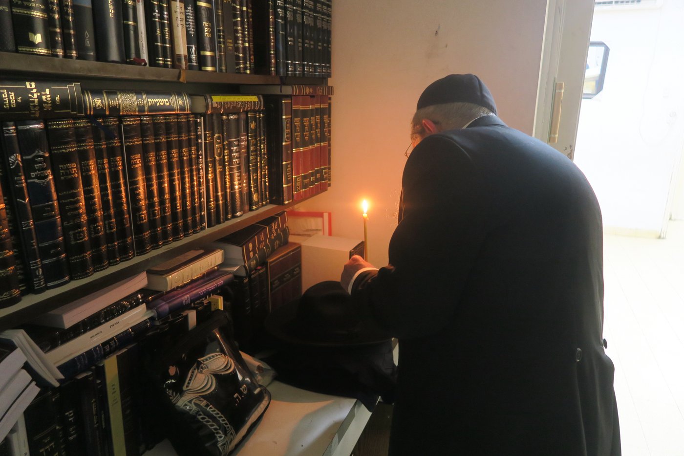 הגאון רבי שרגא שטיינמן בבדיקת חמץ