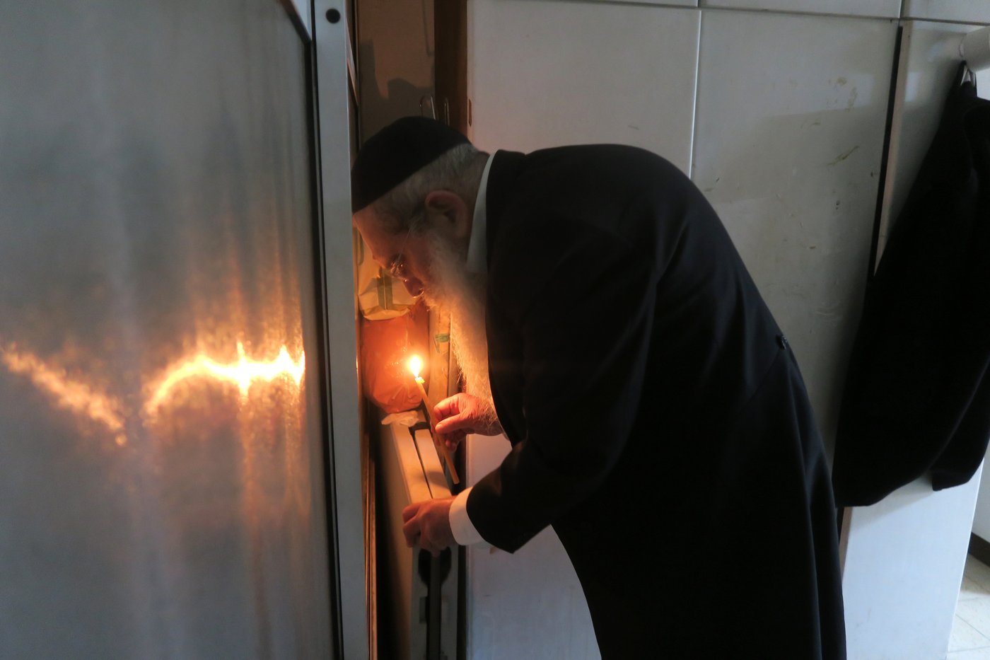 הגאון רבי שרגא שטיינמן בבדיקת חמץ