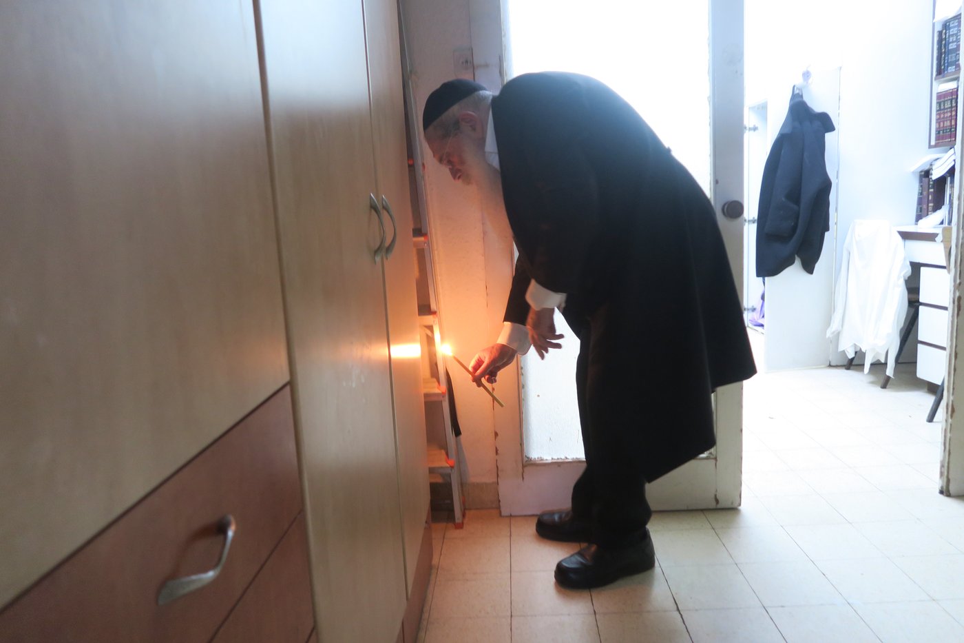 הגאון רבי שרגא שטיינמן בבדיקת חמץ