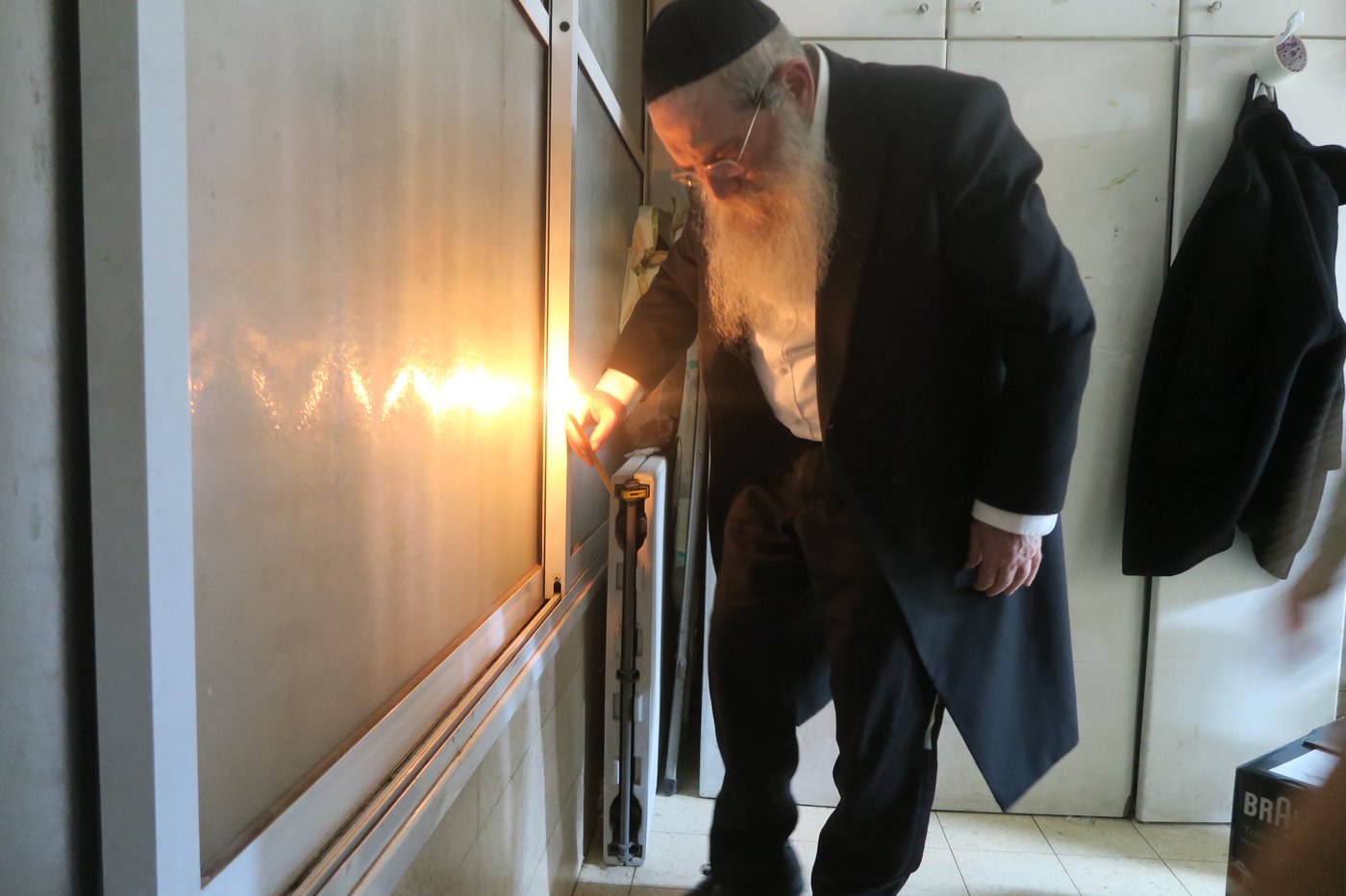 הגאון רבי שרגא שטיינמן בבדיקת חמץ