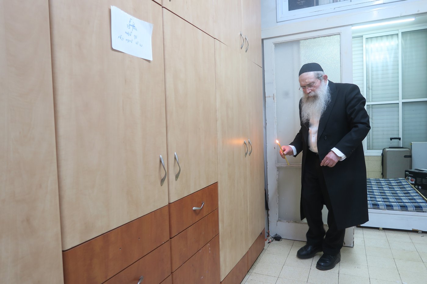 הגאון רבי שרגא שטיינמן בבדיקת חמץ