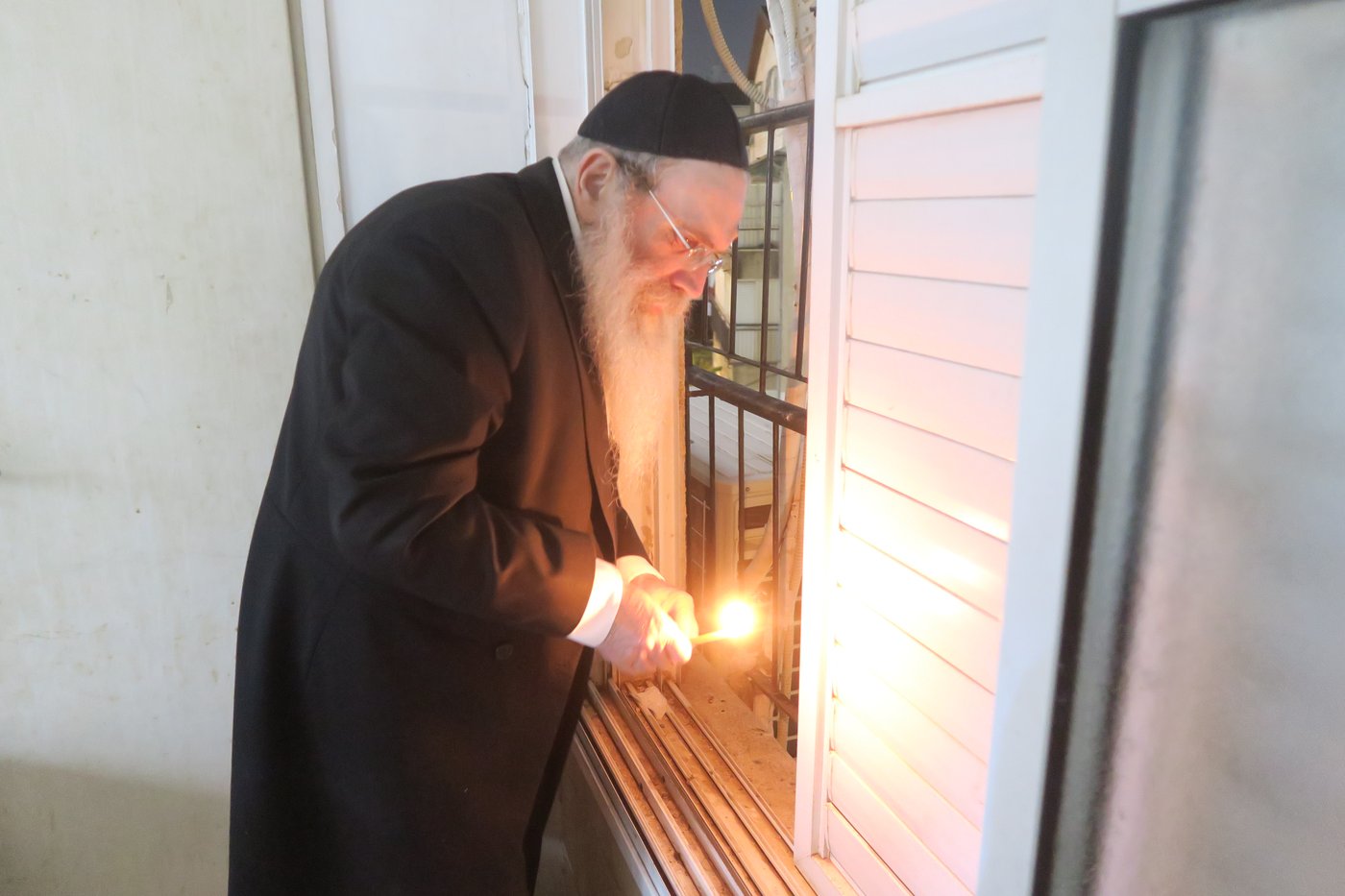 הגאון רבי שרגא שטיינמן בבדיקת חמץ