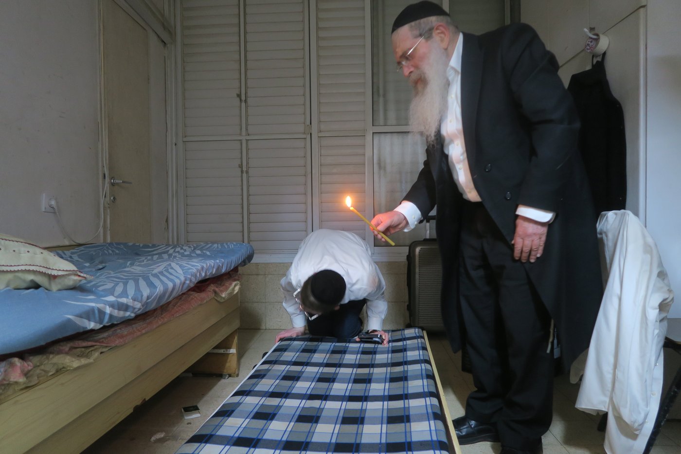 הגאון רבי שרגא שטיינמן בבדיקת חמץ