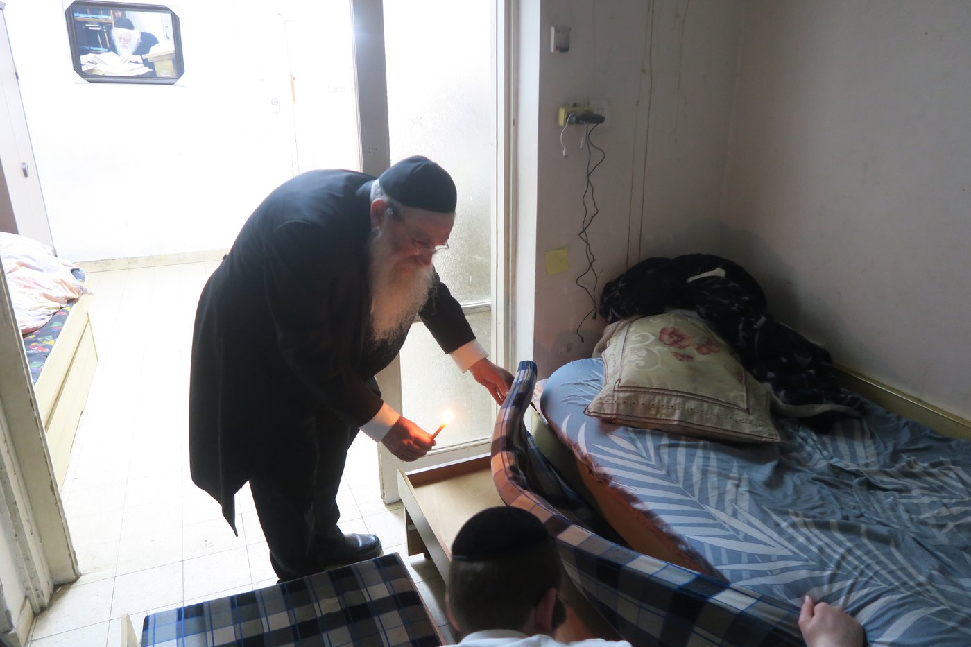 הגאון רבי שרגא שטיינמן בבדיקת חמץ