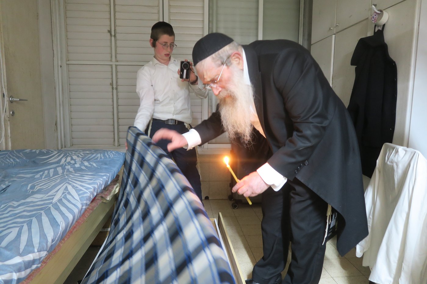 הגאון רבי שרגא שטיינמן בבדיקת חמץ