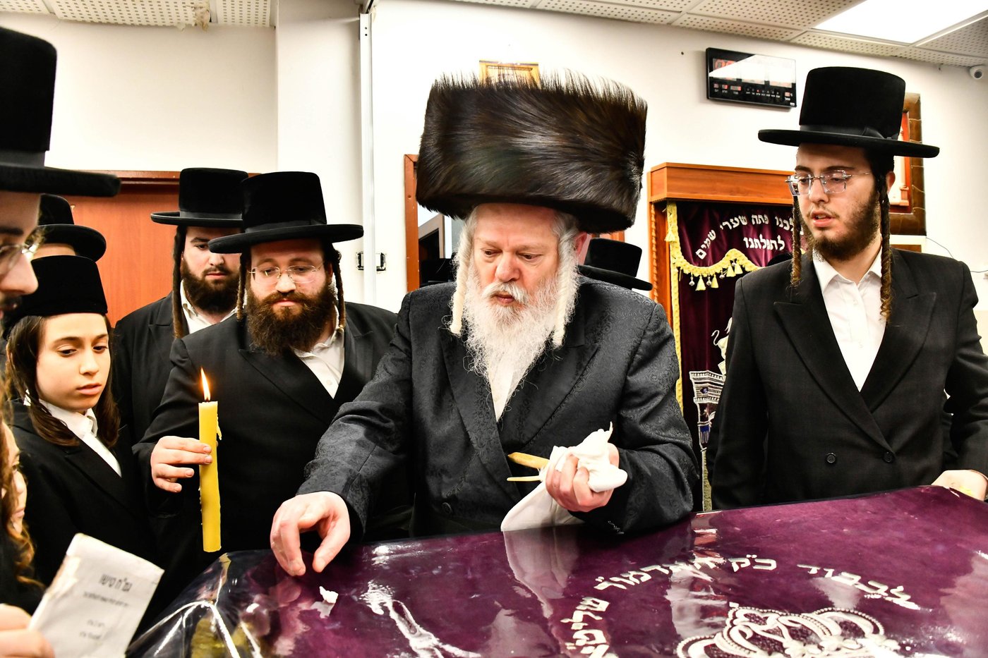 האדמו"ר מפרמישלאן בבדיקת חמץ