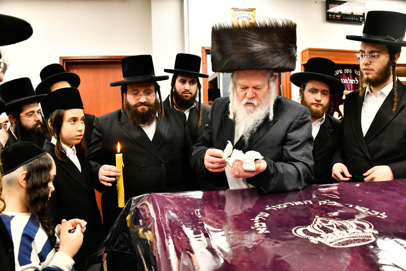 האדמו"ר מפרמישלאן בבדיקת חמץ