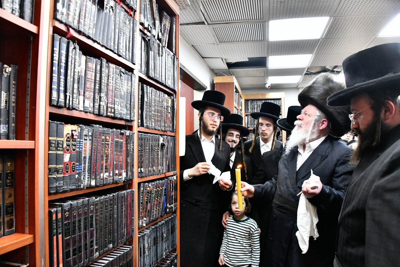 האדמו"ר מפרמישלאן בבדיקת חמץ