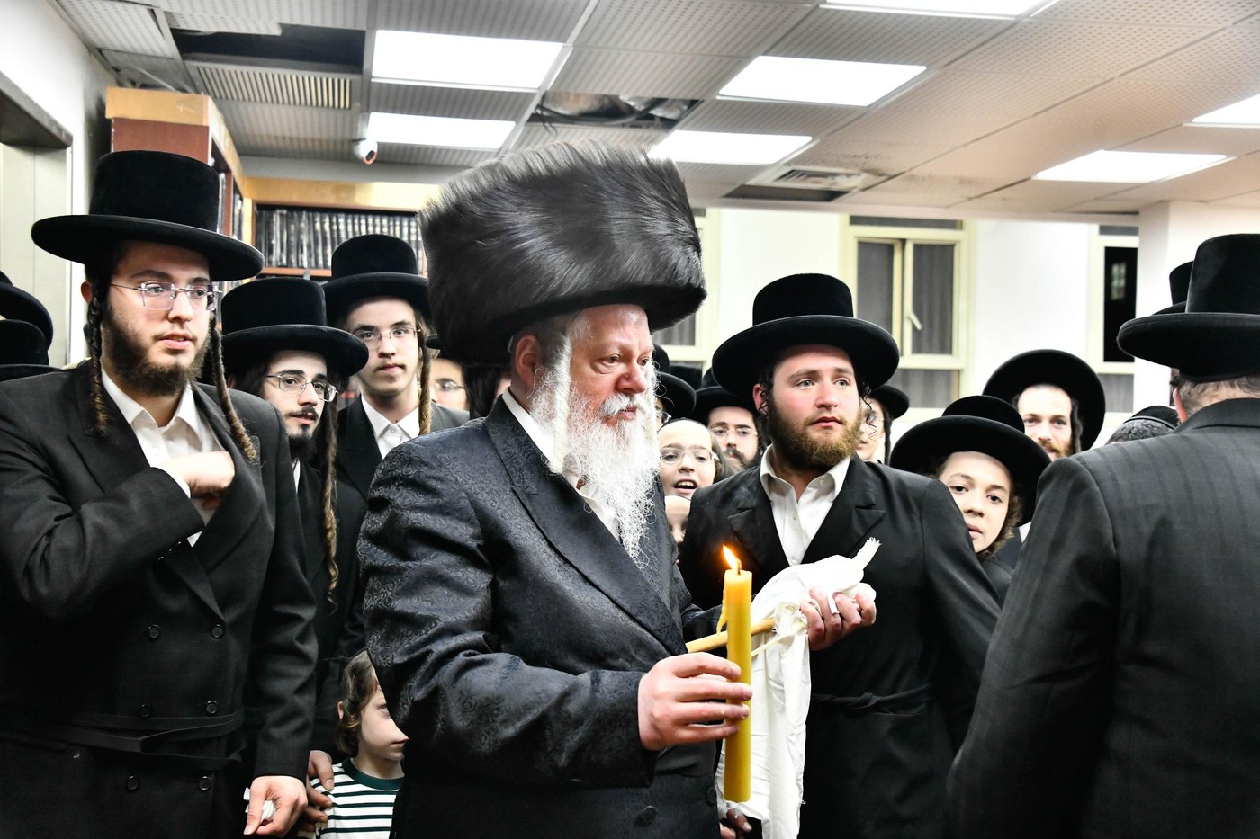 האדמו"ר מפרמישלאן בבדיקת חמץ