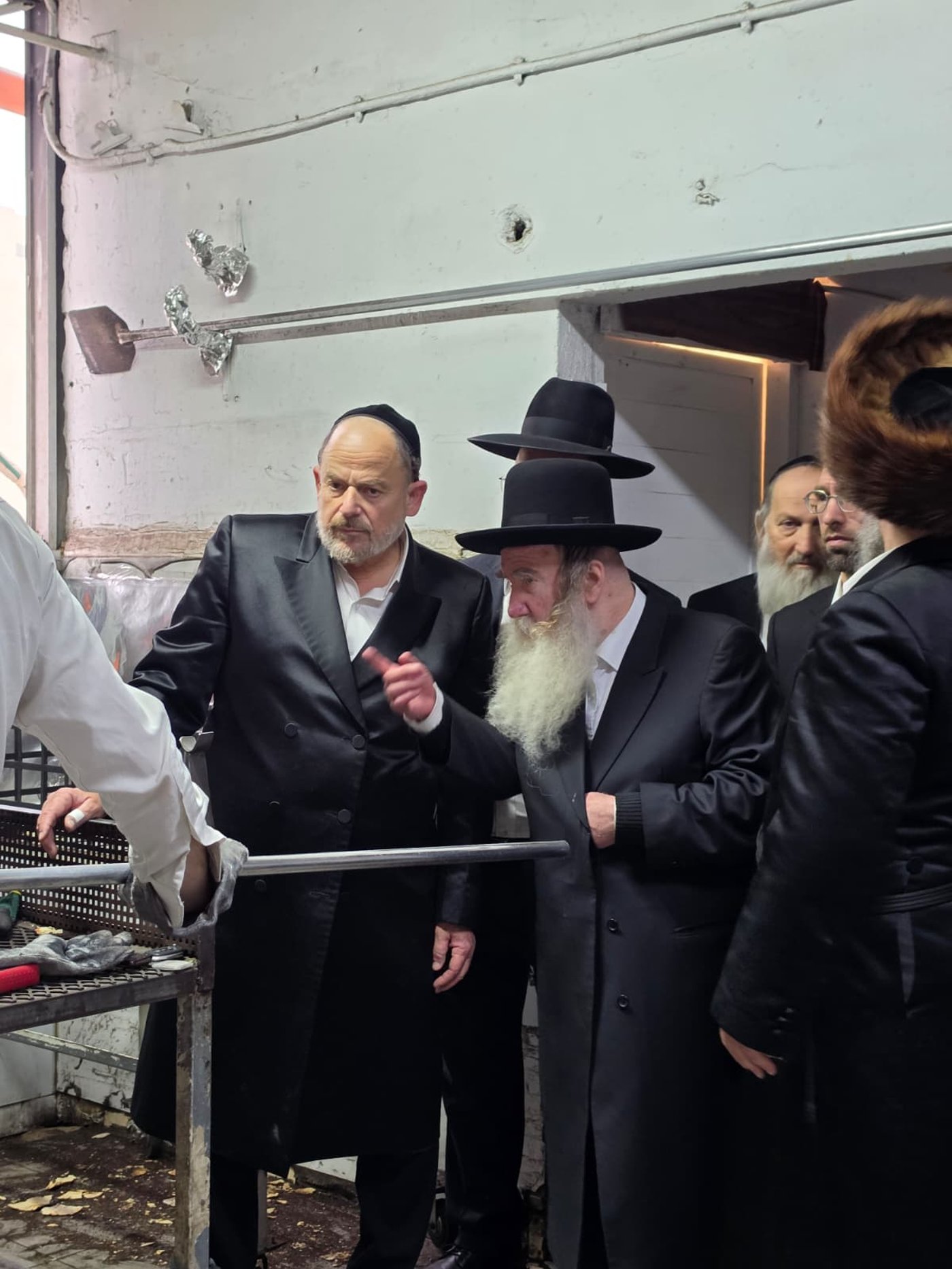 הגר"מ גרוס באפיית מצות