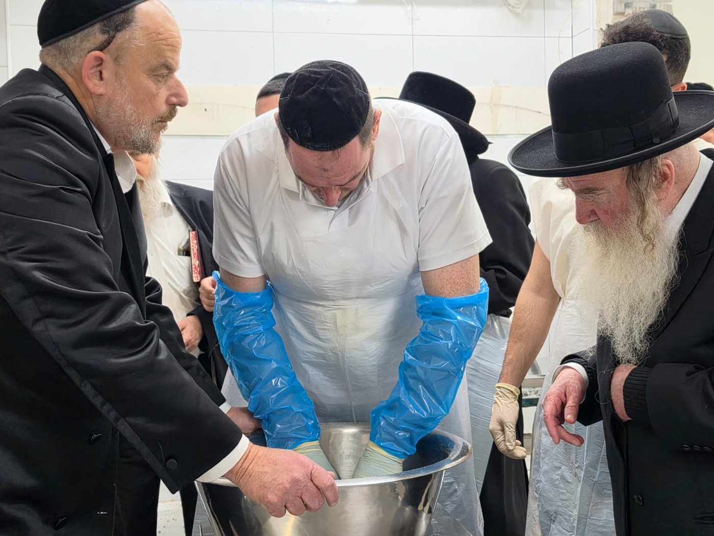 הגר"מ גרוס באפיית מצות