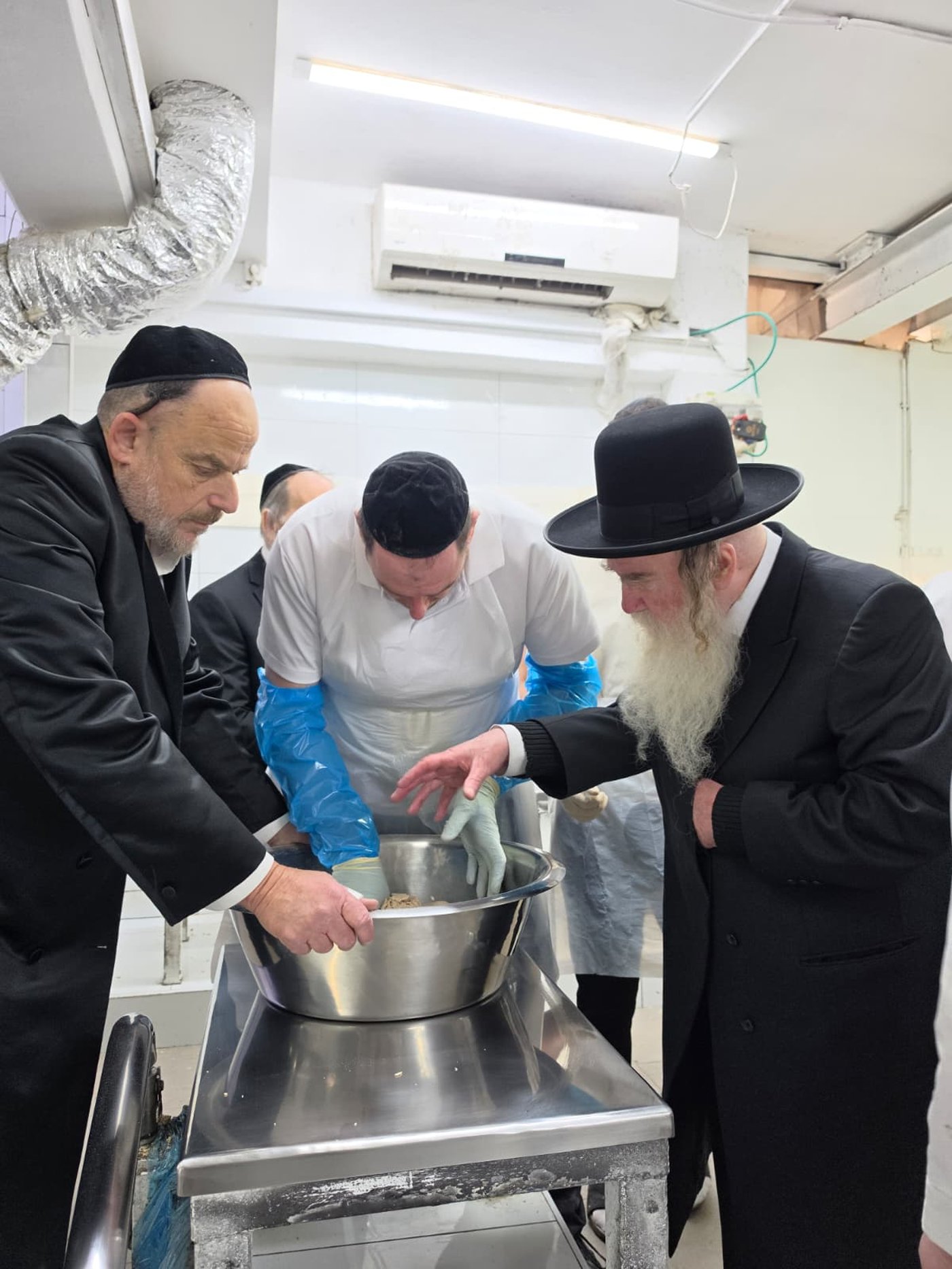 הגר"מ גרוס באפיית מצות