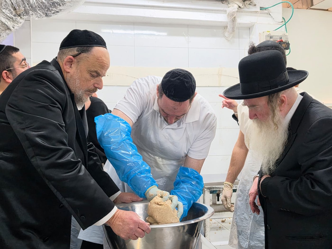 הגר"מ גרוס באפיית מצות