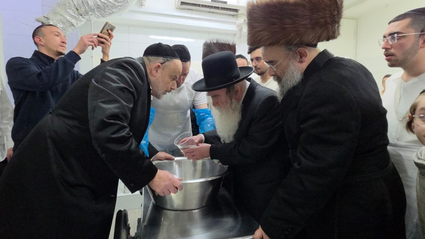 הגר"מ גרוס באפיית מצות