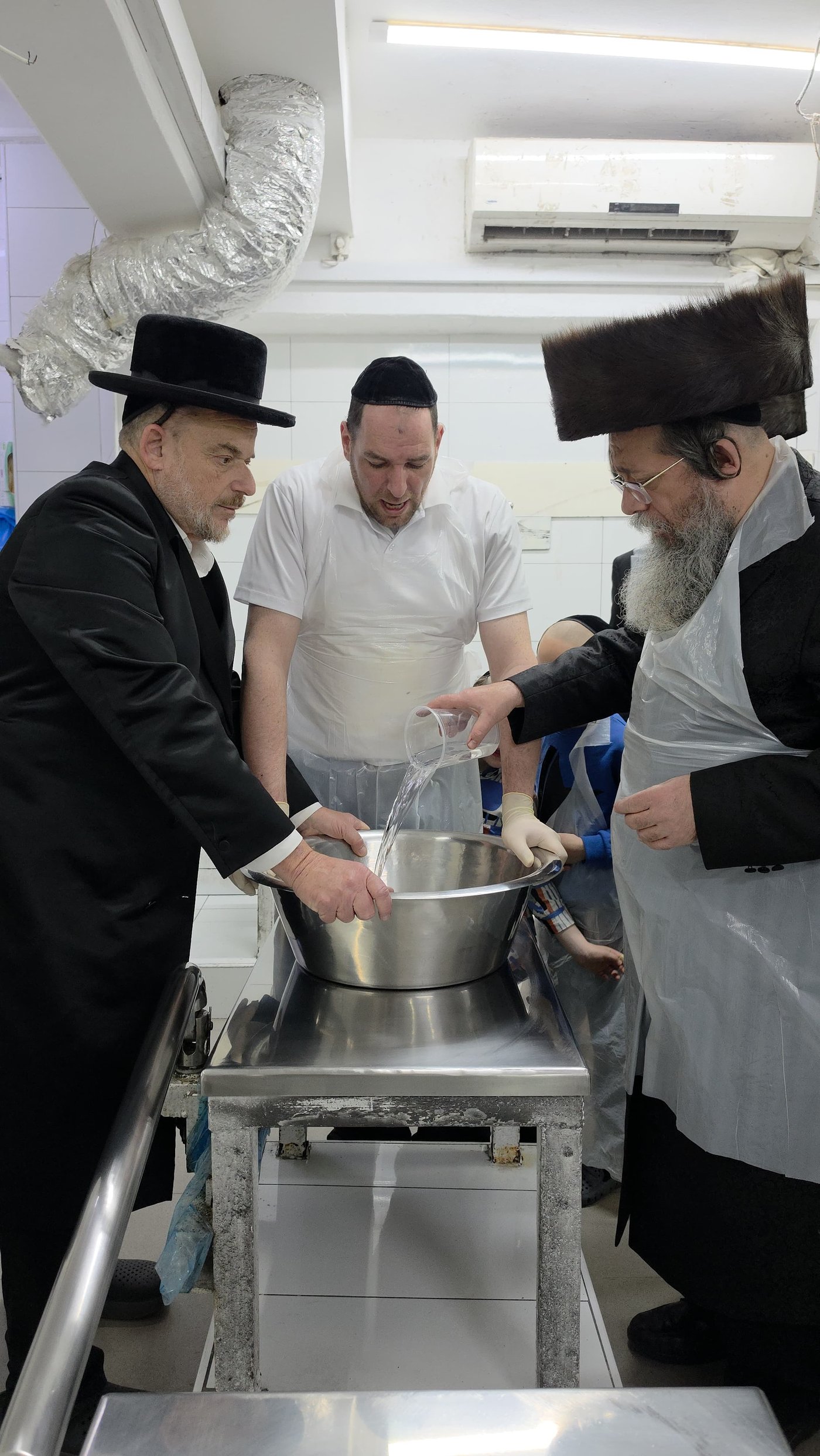 האדמו"ר משבט הלוי באפיית מצות 