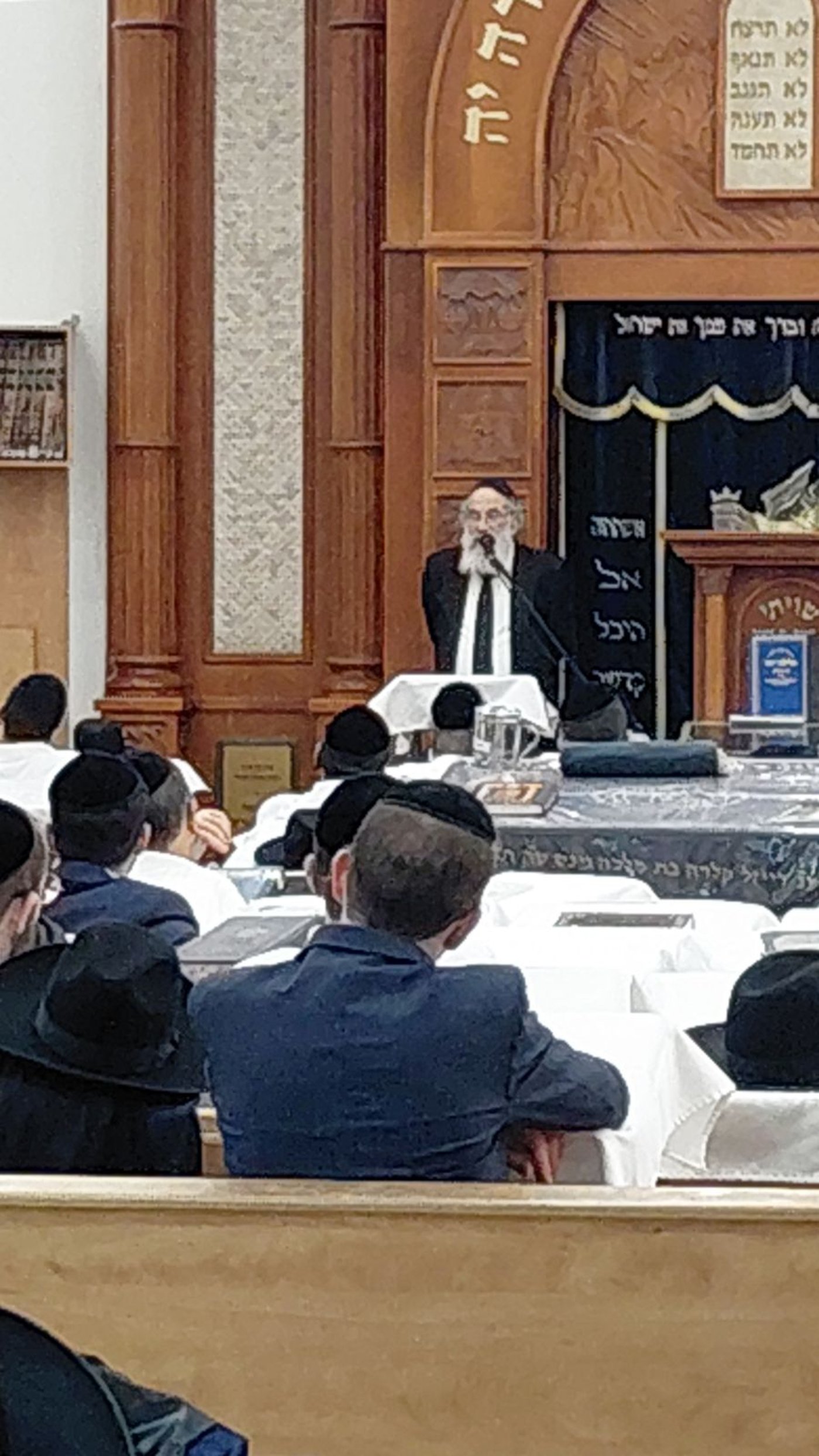 ראש הישיבה הגרב"ד דיסקין בשיעור חג בבית הכנסת 'דרך החיים' באלעד