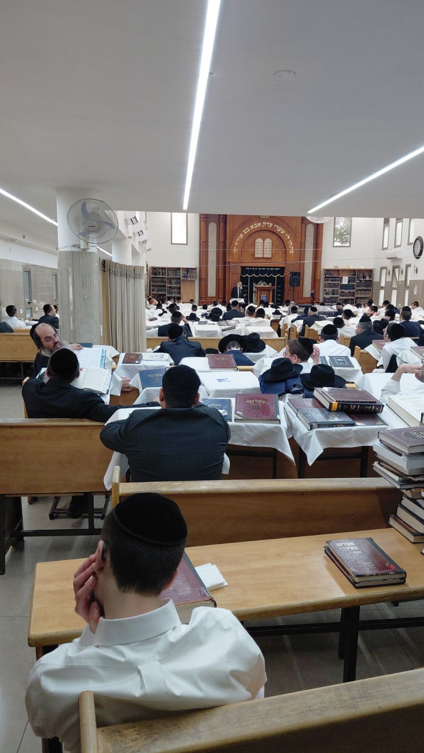 ראש הישיבה הגרב"ד דיסקין בשיעור חג בבית הכנסת 'דרך החיים' באלעד