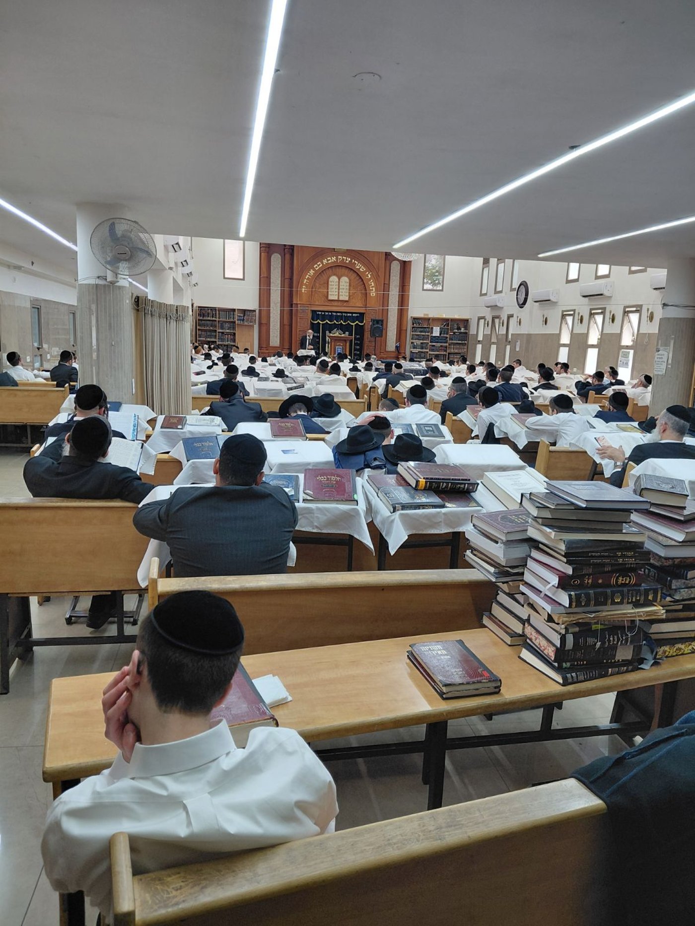 ראש הישיבה הגרב"ד דיסקין בשיעור חג בבית הכנסת 'דרך החיים' באלעד