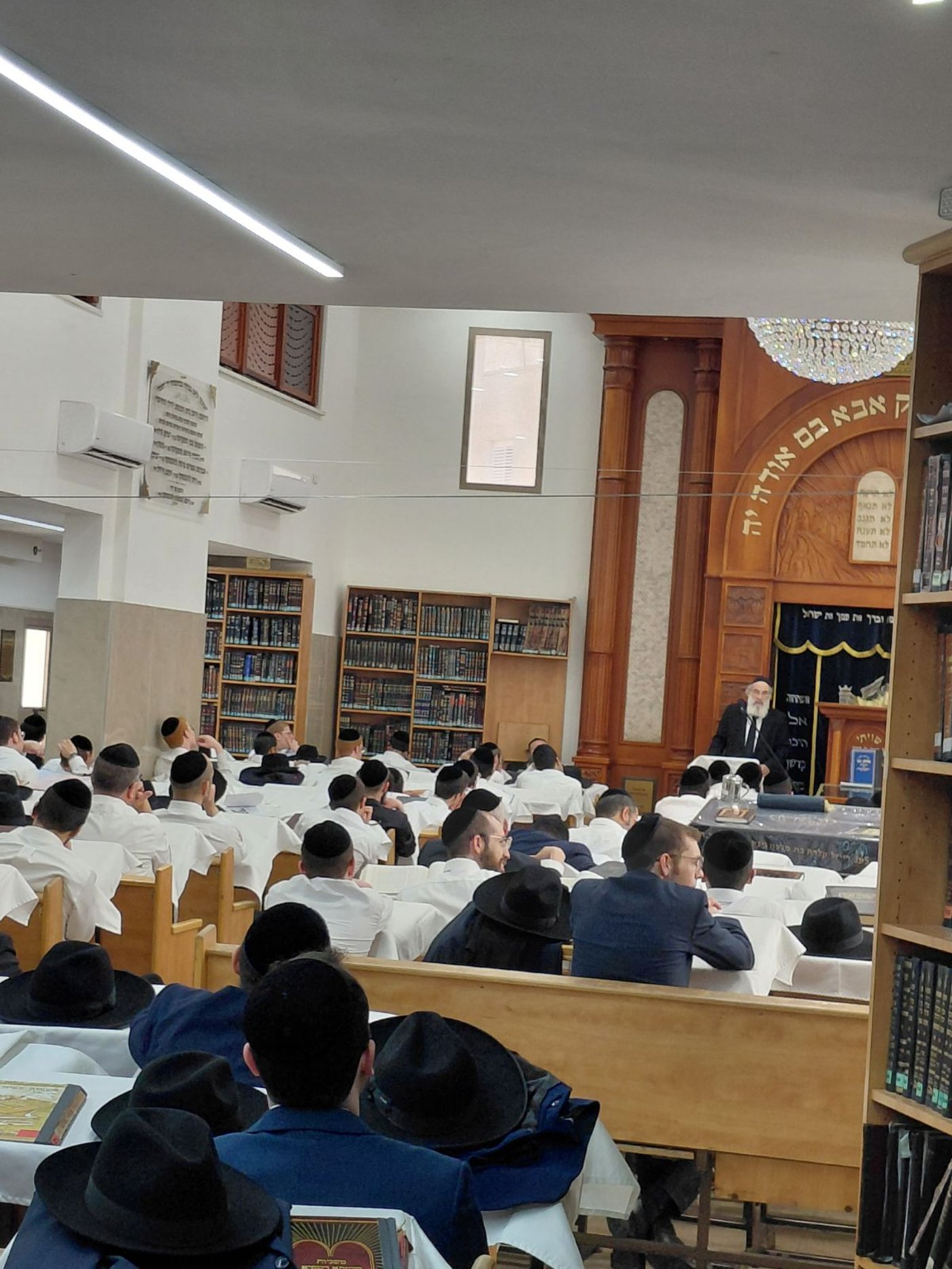 ראש הישיבה הגרב"ד דיסקין בשיעור חג בבית הכנסת 'דרך החיים' באלעד