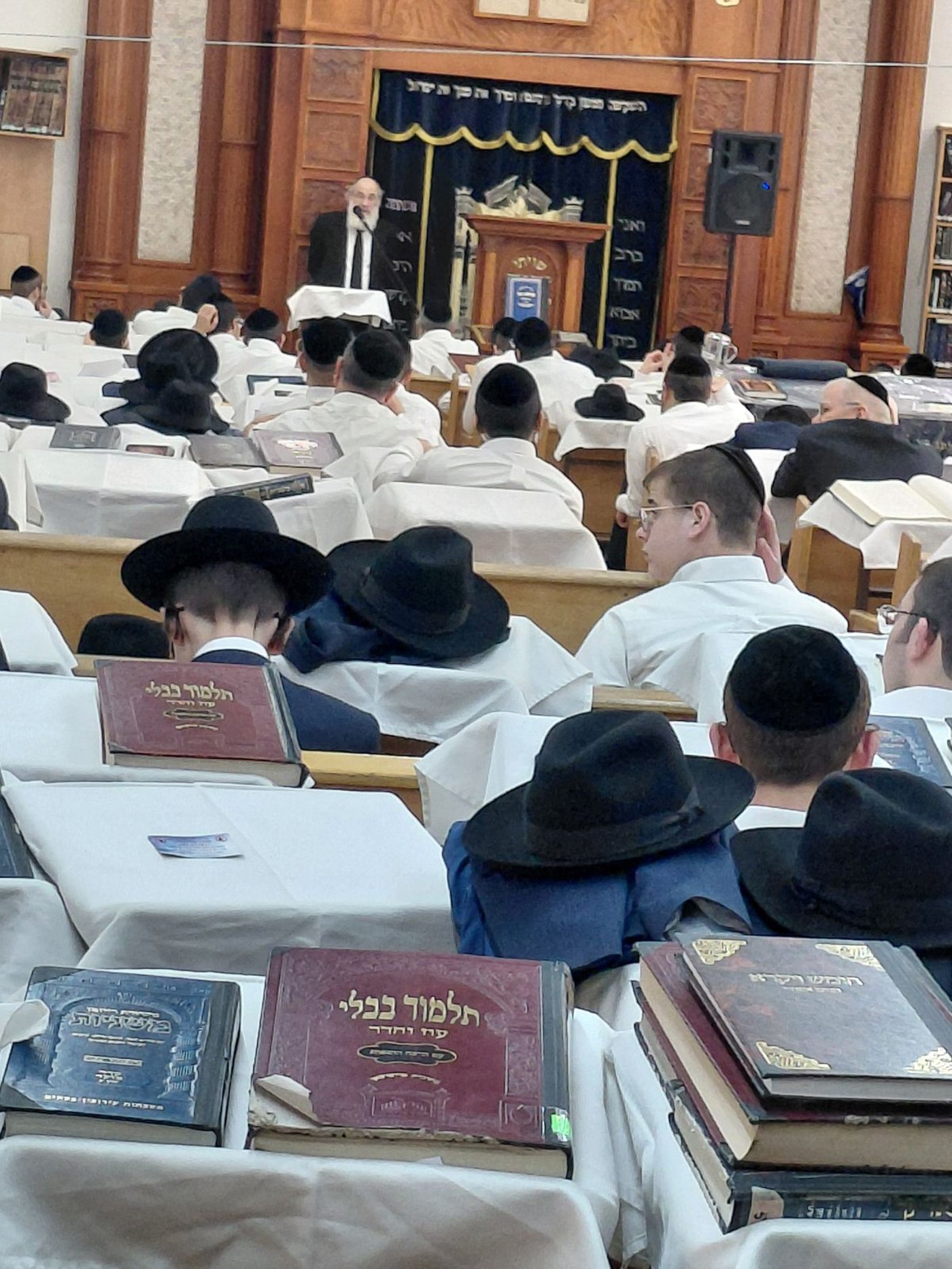 ראש הישיבה הגרב"ד דיסקין בשיעור חג בבית הכנסת 'דרך החיים' באלעד