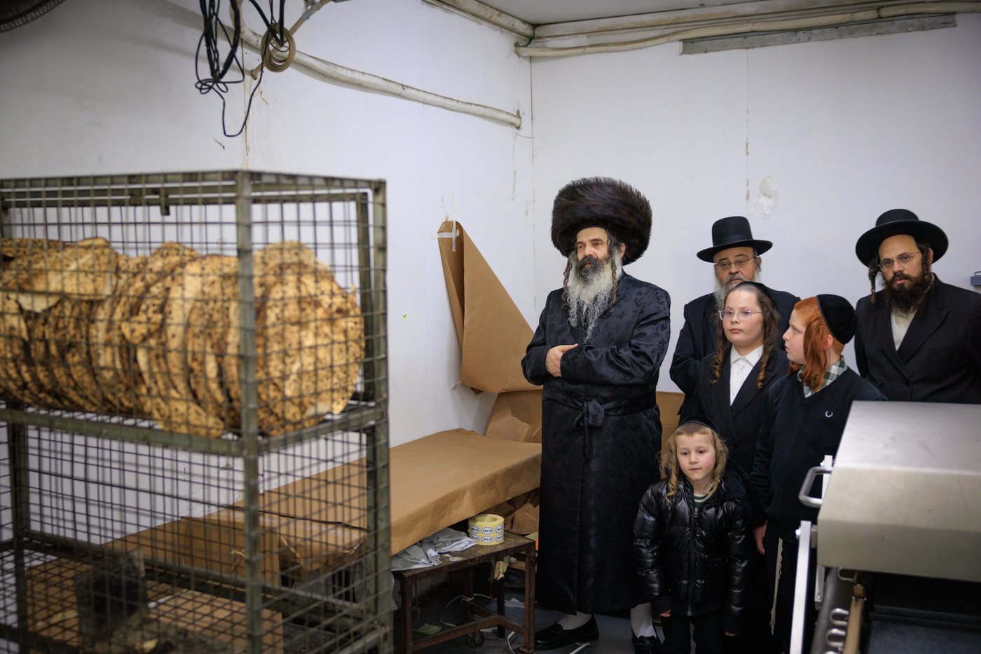 האדמו"ר מזוטשקא באפיית מצות בבני ברק