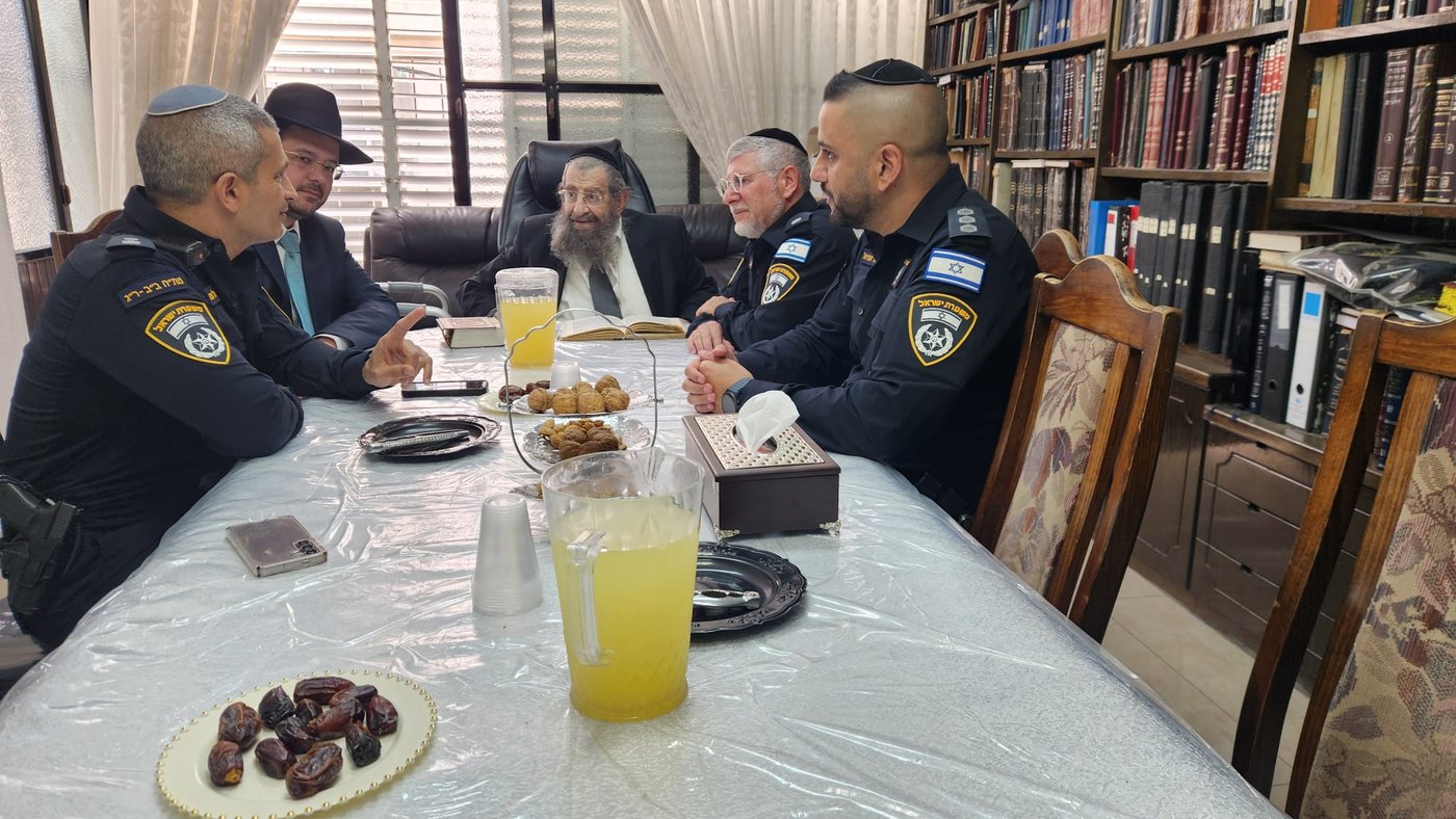 משטרת ב"ב בביקור חג אצל הגר"מ בן שמעון 
