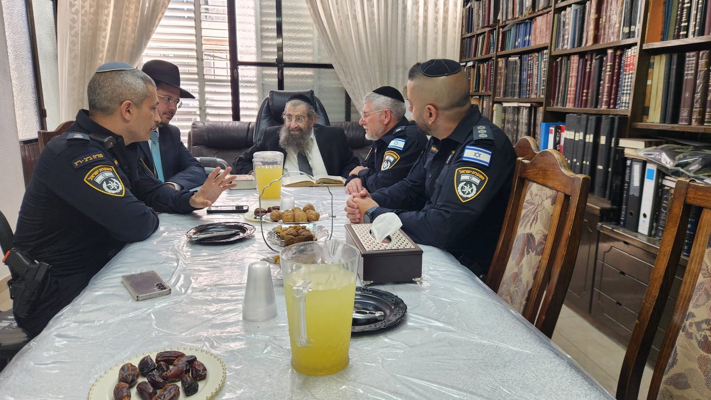 משטרת ב"ב בביקור חג אצל הגר"מ בן שמעון 