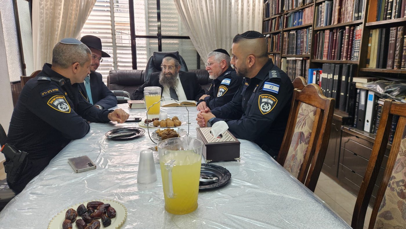 משטרת ב"ב בביקור חג אצל הגר"מ בן שמעון 