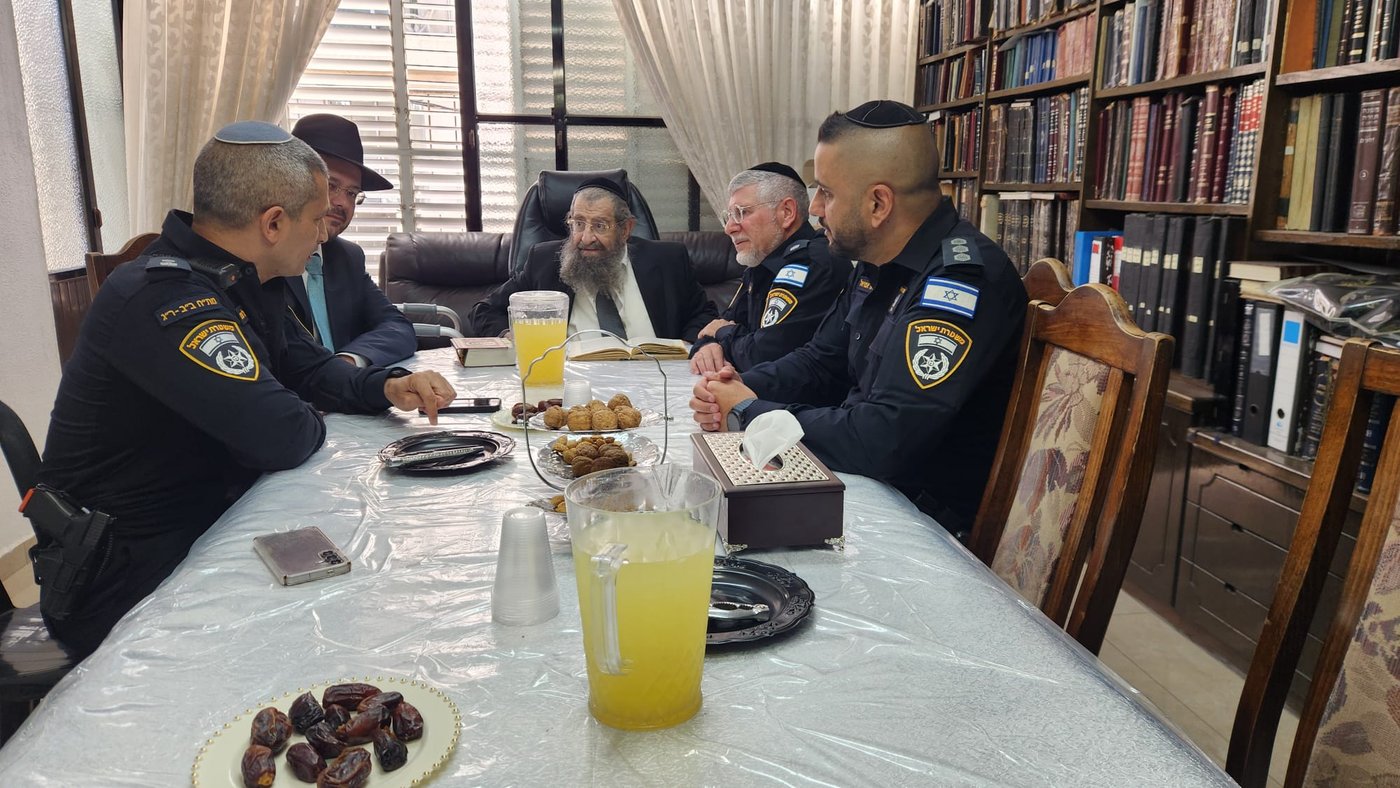 משטרת ב"ב בביקור חג אצל הגר"מ בן שמעון 