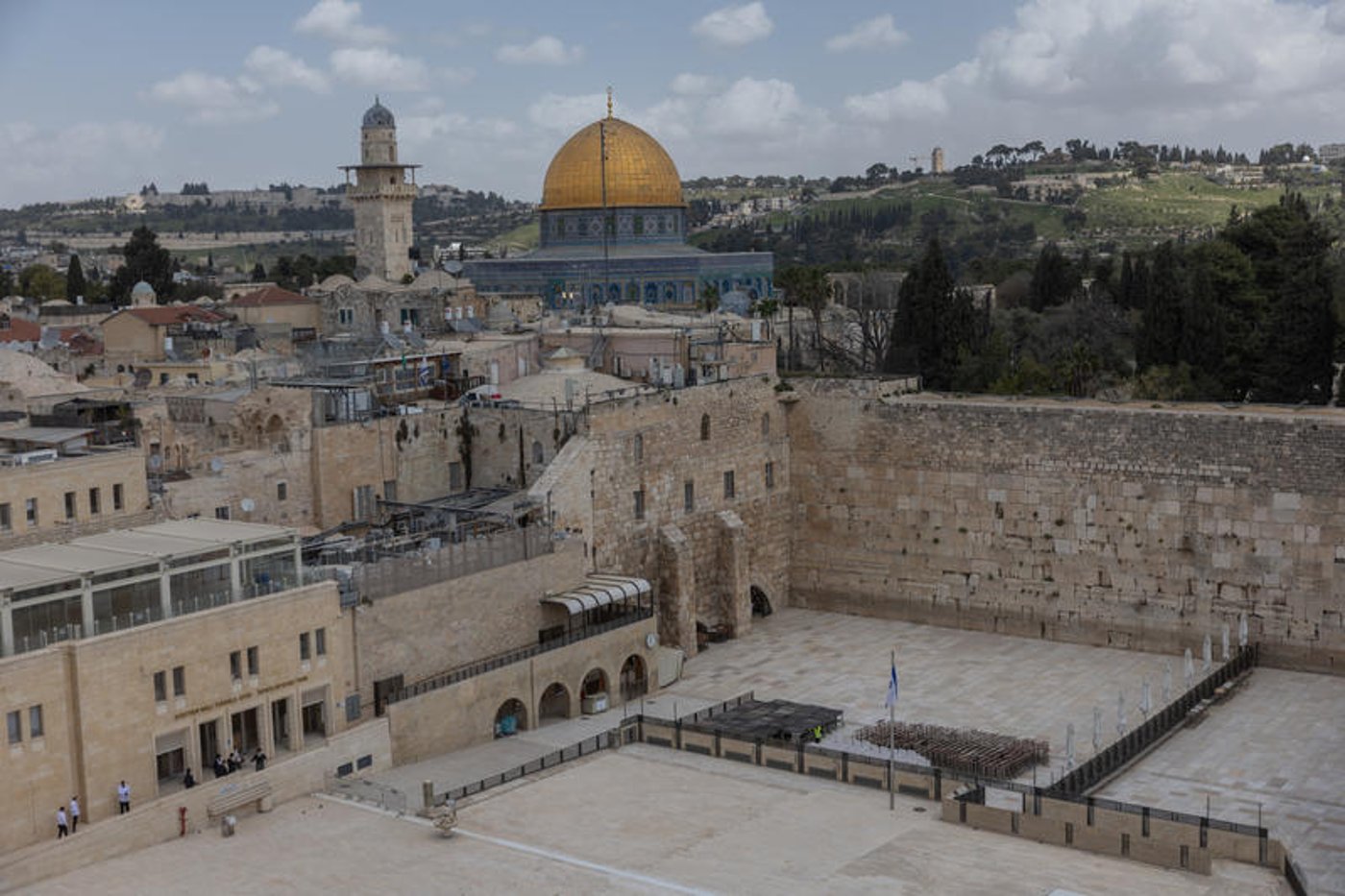 דרישה מבג"ץ: לאפשר הכנסת מאות מתפללים נוספים לרחבת הכותל המערבי
