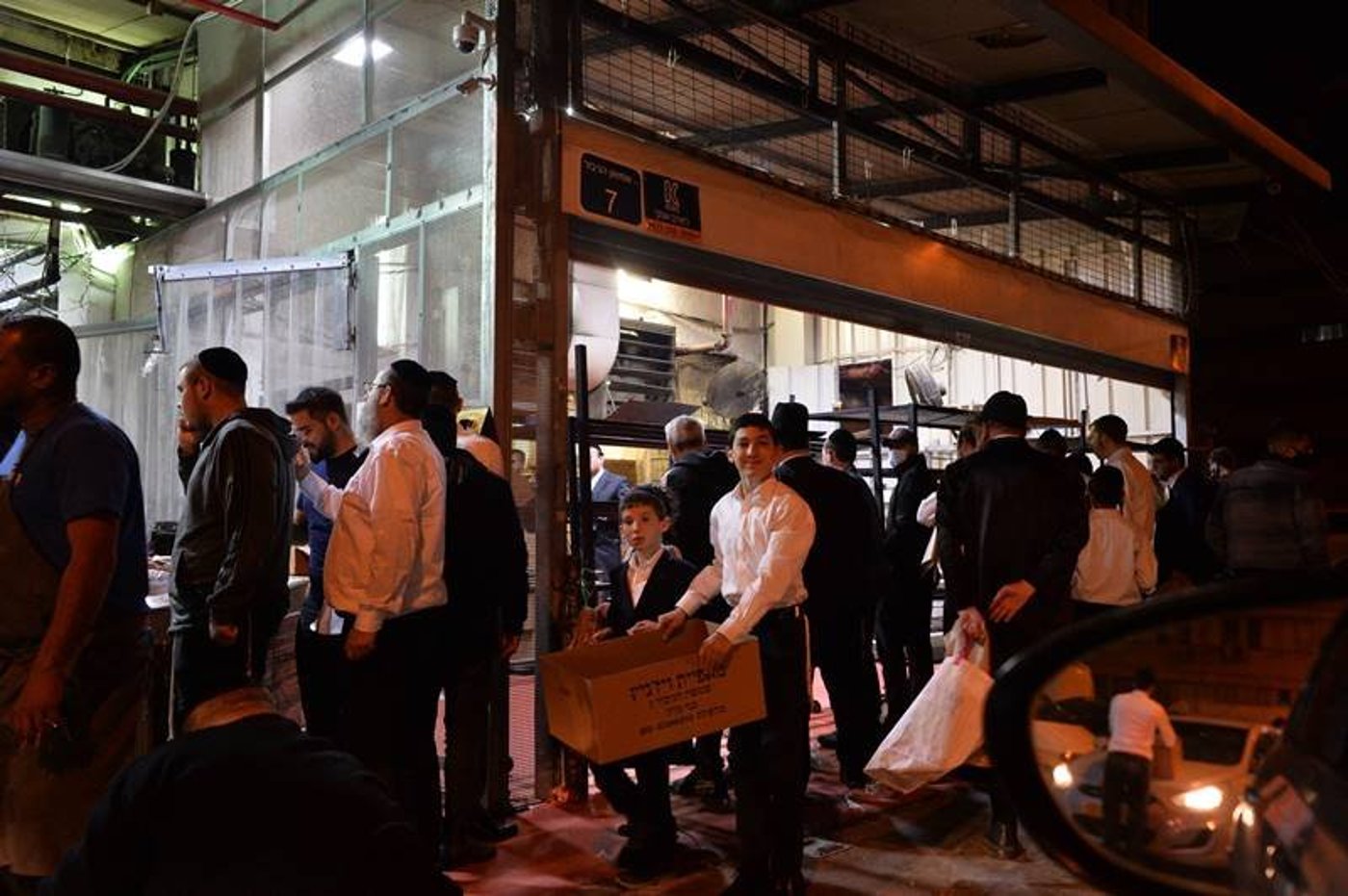 מוצאי חג הפסח במאפיית ויז'ניץ