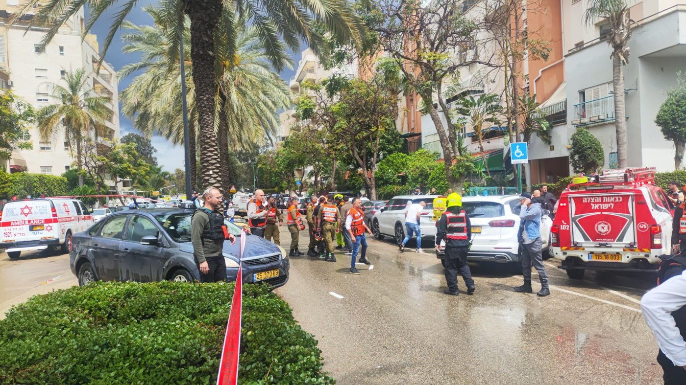 זירת נפילת טיל מצרר בפתח תקוה