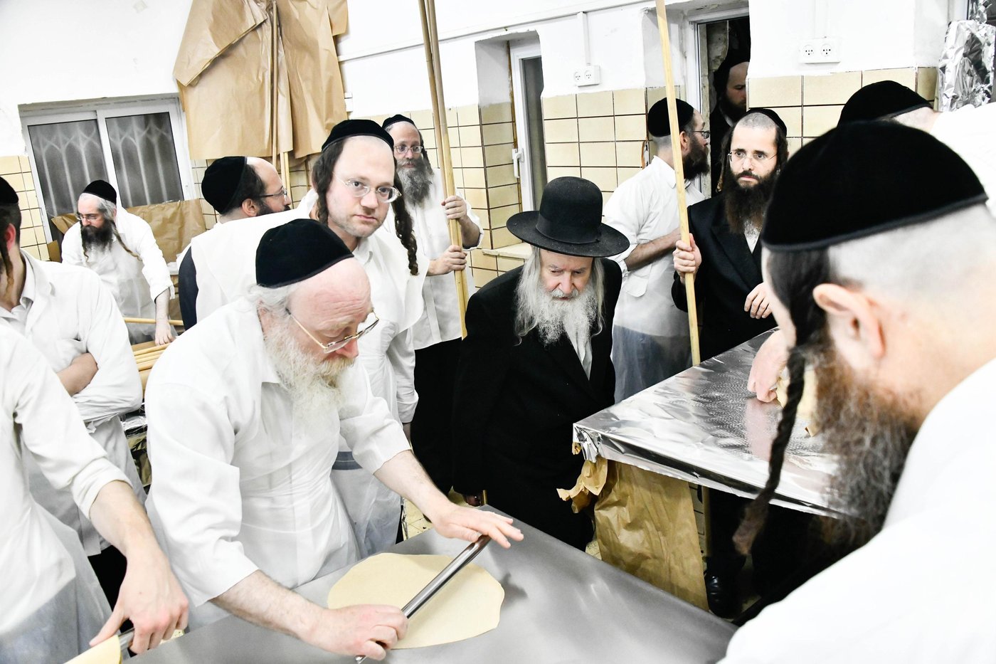 האדמו"ר מאמשינוב באפיית המצות