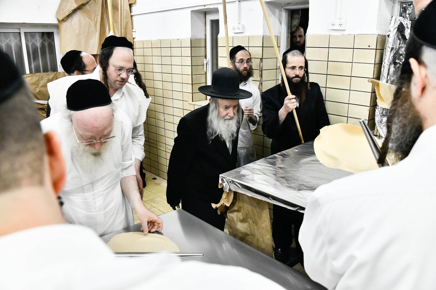 האדמו"ר מאמשינוב באפיית המצות