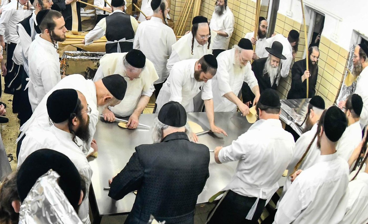 האדמו"ר מאמשינוב באפיית המצות