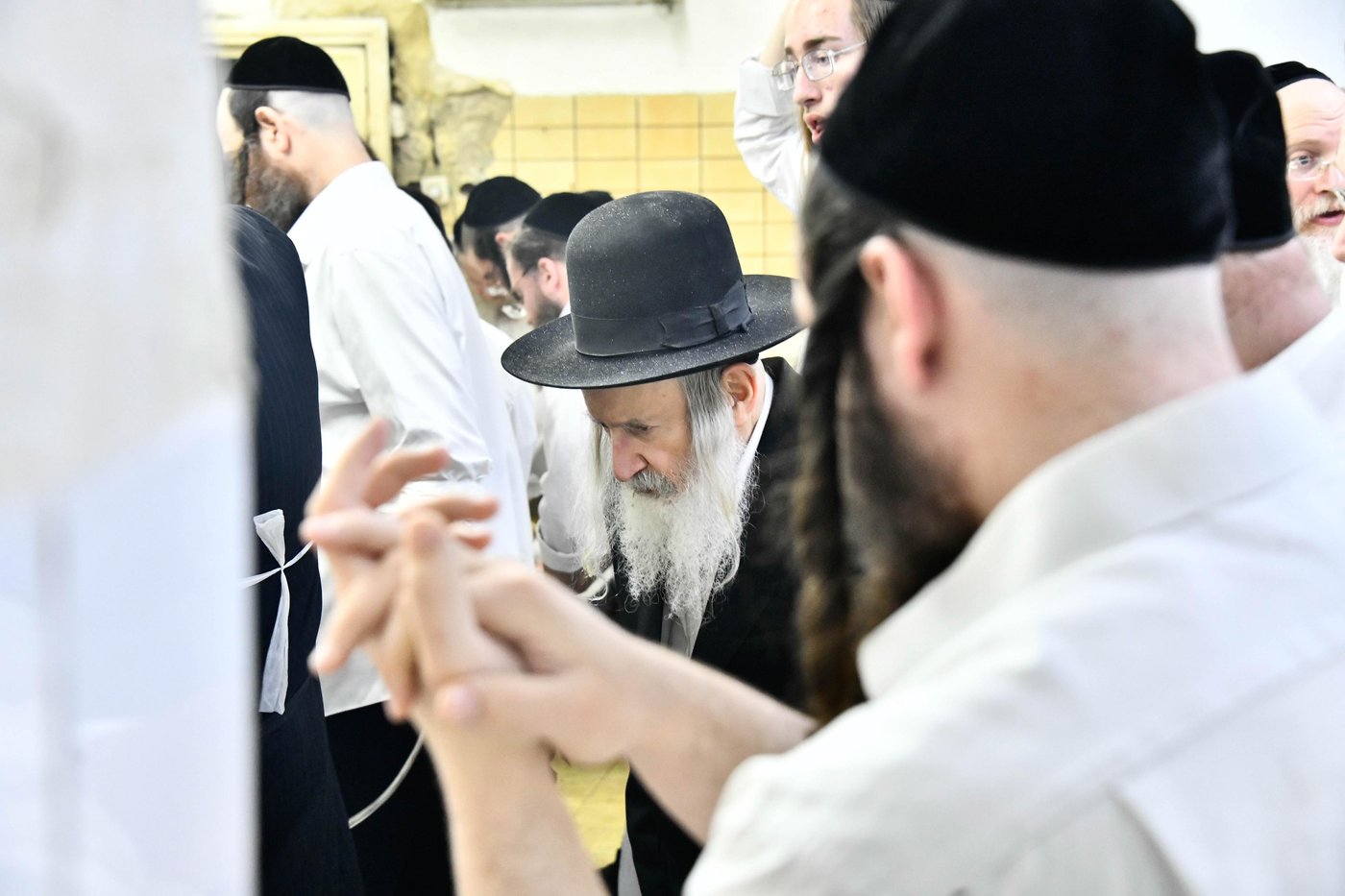 האדמו"ר מאמשינוב באפיית המצות